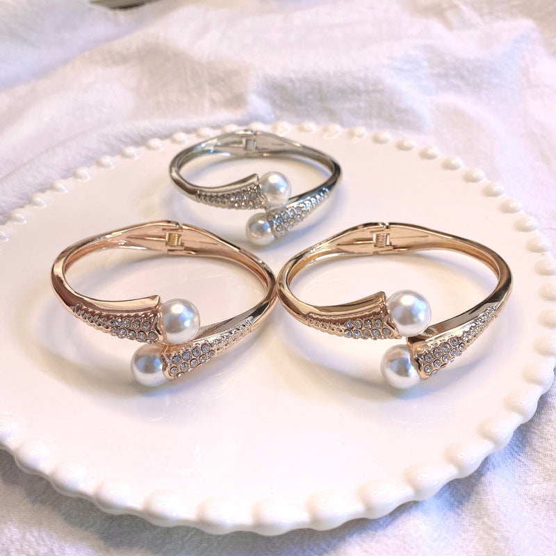 Enigmatic Pearl Bracelet Set with Unique Design