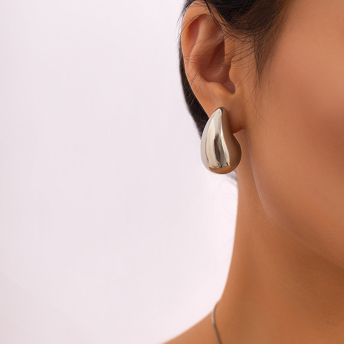 Exaggerated Ins Party Drop Smooth Necklace with Large Teardrop Comma – Cross-border Jewelry Inspired by Europe and The United States