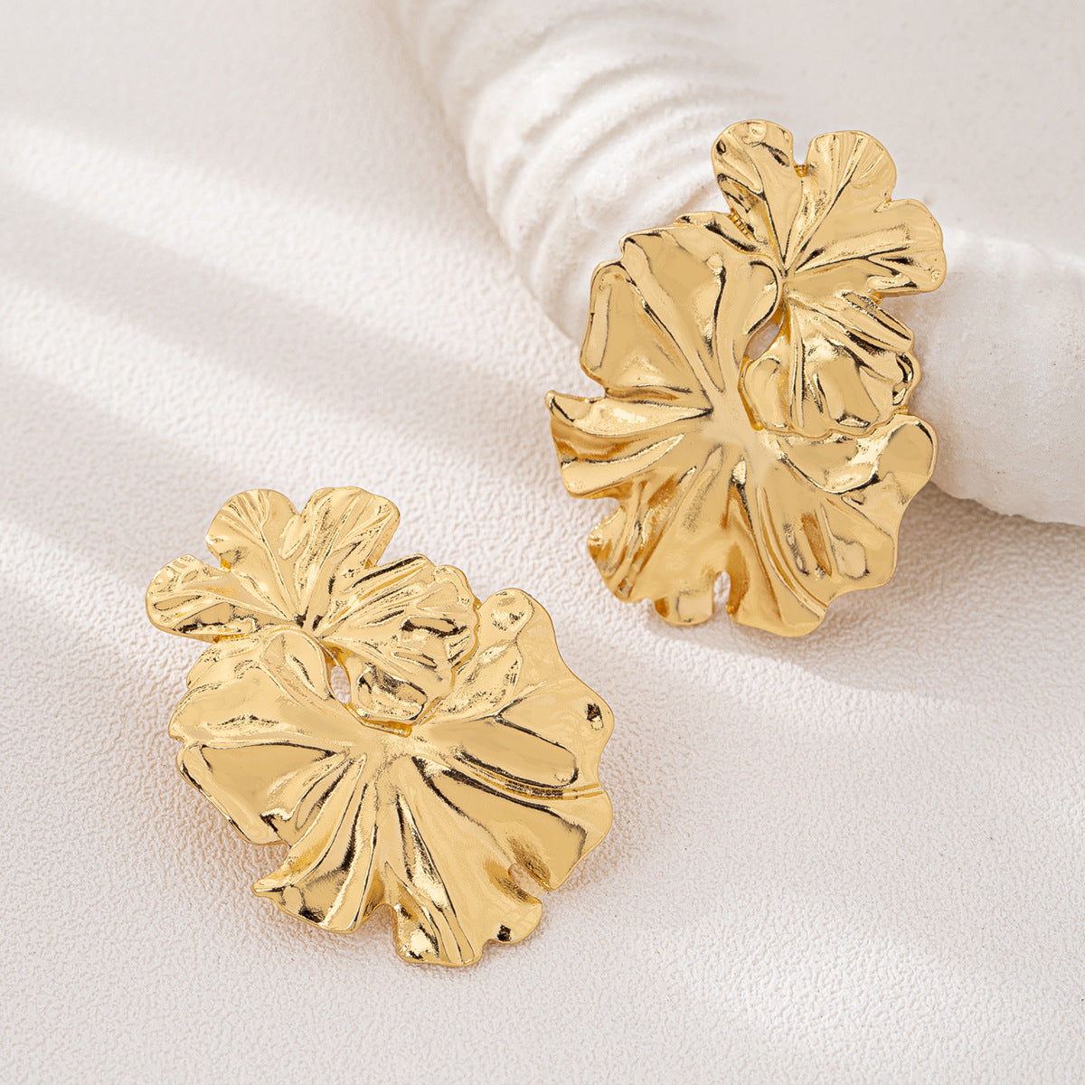 Planderful Vienna Verve Earrings – Retro Metal Flower Design