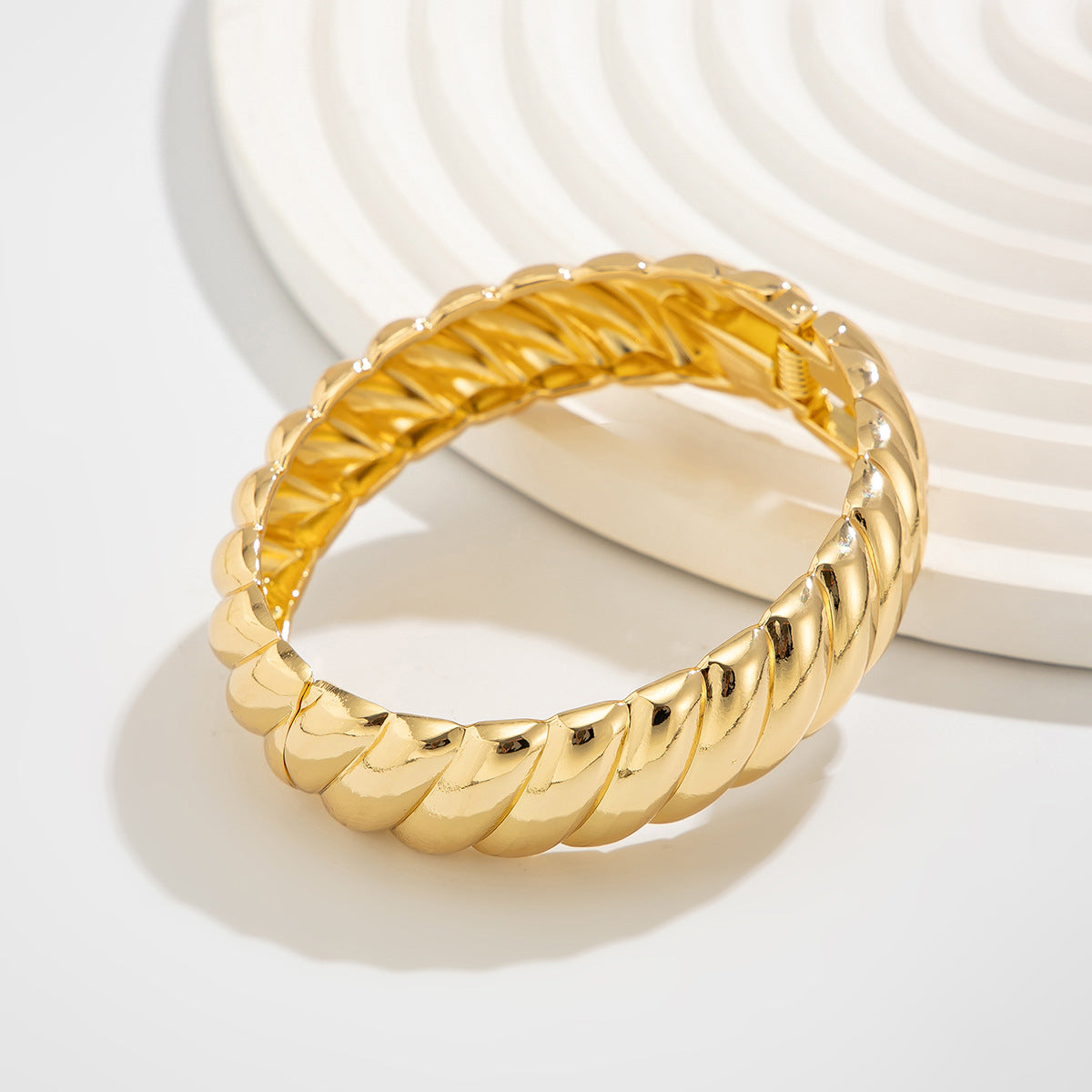 Planderful Vienna Verve Bracelet – Smooth and Versatile Design