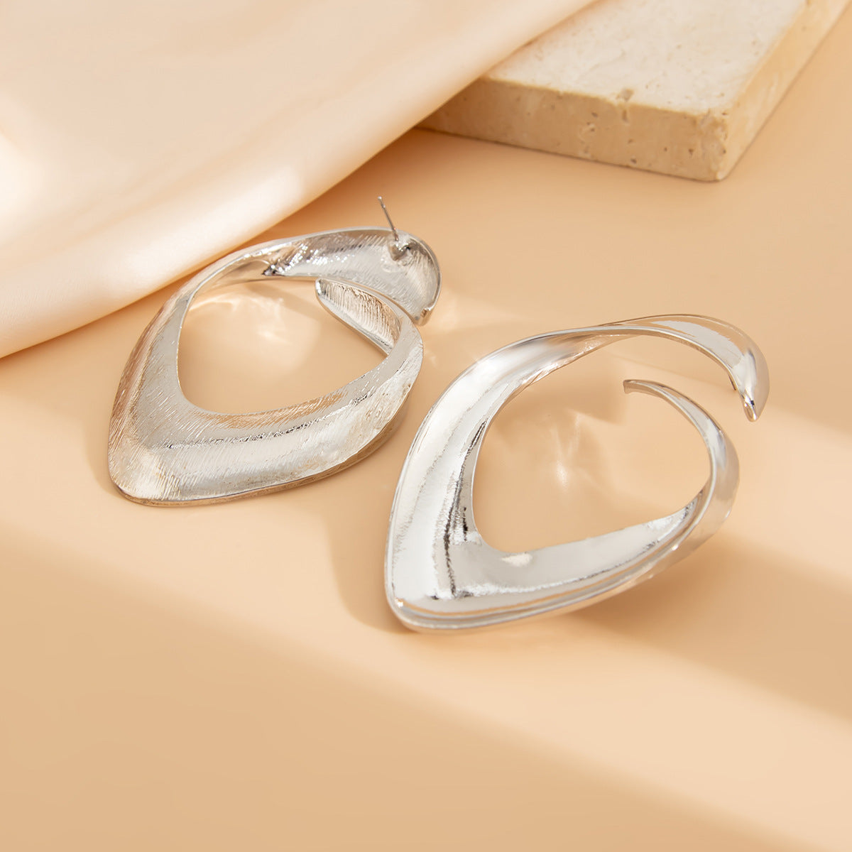 European and American fashion geometric niche thread ins wind stud earrings women, temperament alloy texture retro versatile ear jewelry