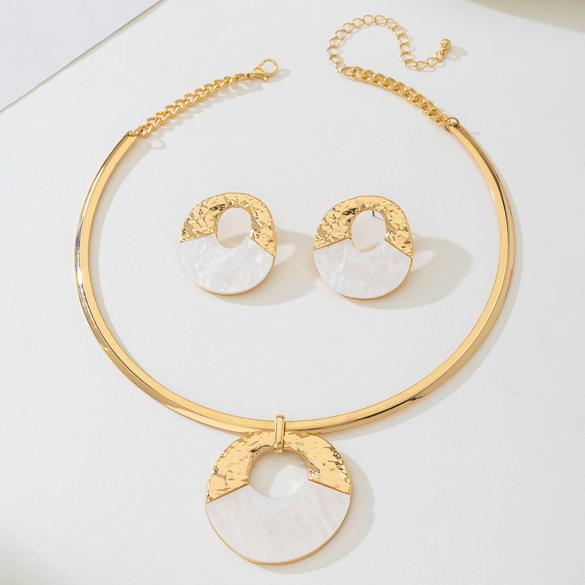 Stylish Fritillary Pendant Necklace Earrings Set for Ladies