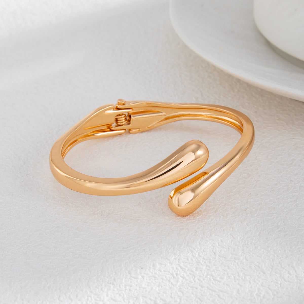 Hot-Selling Hug Open Bracelet Bracelet Alloy Smooth Surface Symmetrical Water Drop Spring