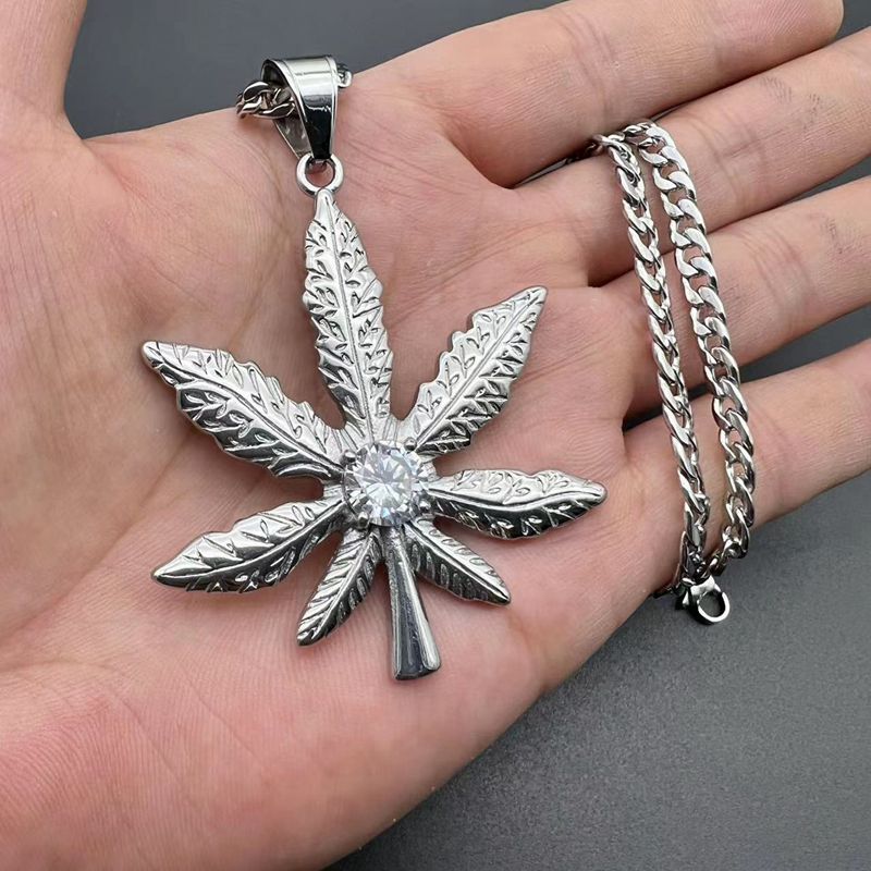 Zircon Necklace – Elegant Maple Leaf Pendant