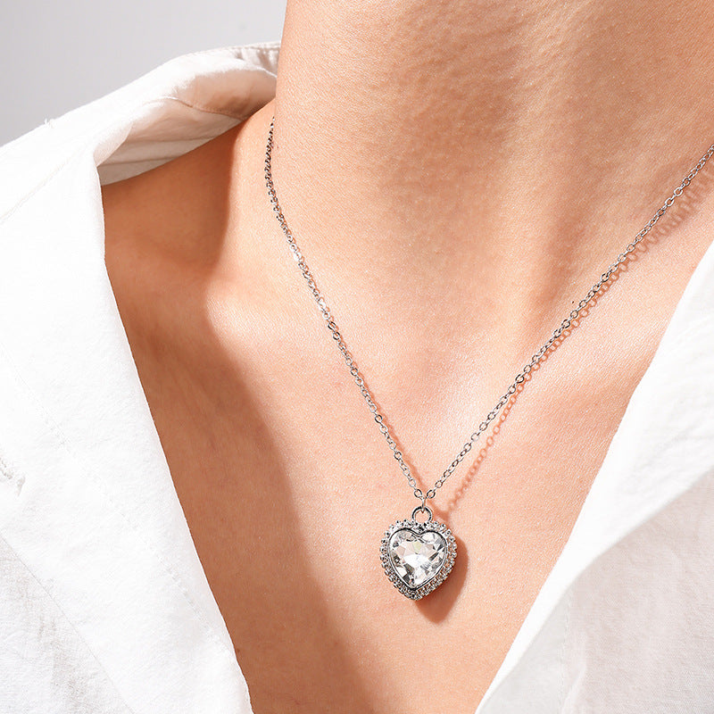 Fashionably Yours: Vienna Verve Metal Pendant Necklace