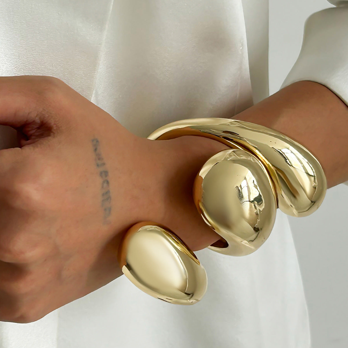 Planderful Vienna Verve Statement Bracelet For Women Large Water Drop Winding Glossy Metal