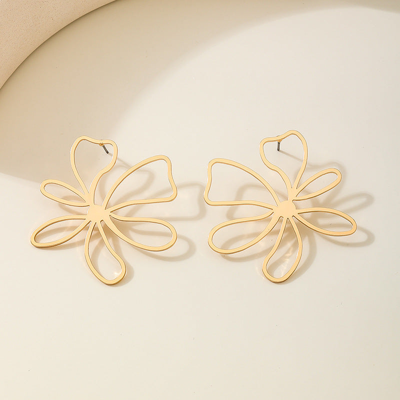 Planderful Vienna Verve Earrings – Fashionable Minimalist Design with Golden Flowers