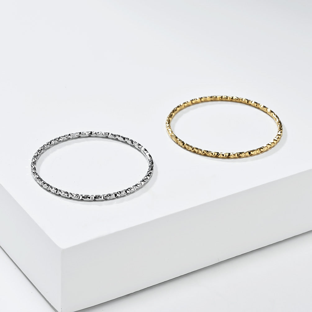 Simple and Extremely Fine Pattern Women's Tail Ring in 18K Gold