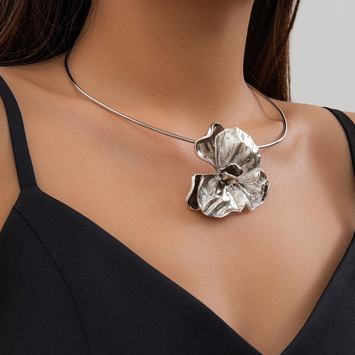 Floral Collar Necklace with Unique Three-dimensional Metal Fold Pendant