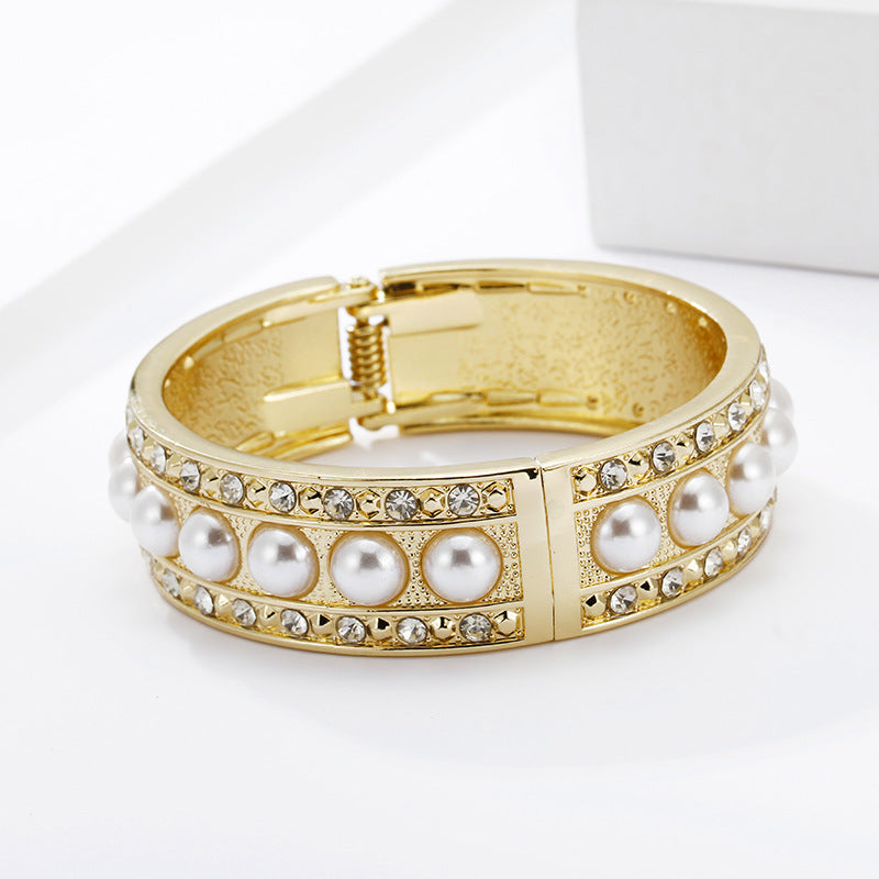 Gilded Circle Pearl Bracelet - Bold European & American Fashion Statement