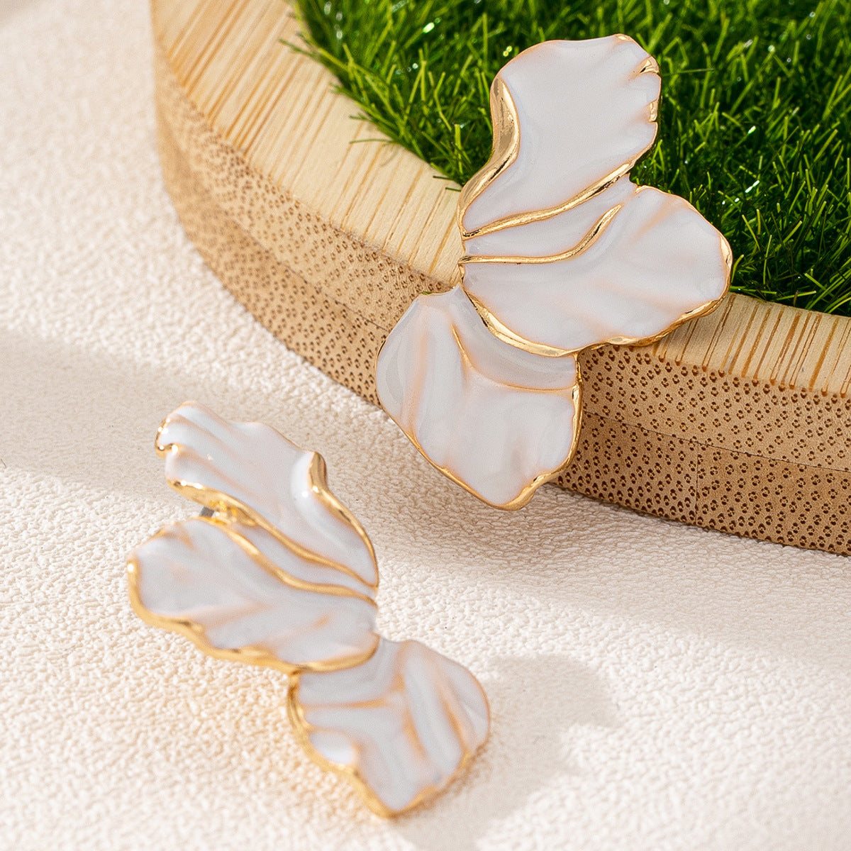 Planderful Vienna Verve Earrings – Fashionable Metal Maple Leaf Design