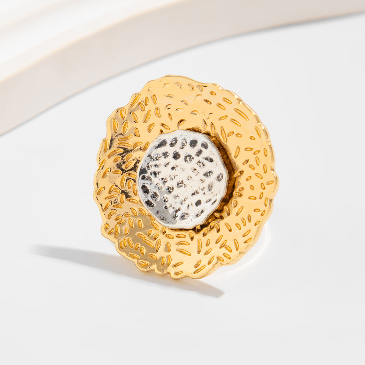 Planderful Vienna Verve Ring – Elegant Hollow Flower Design