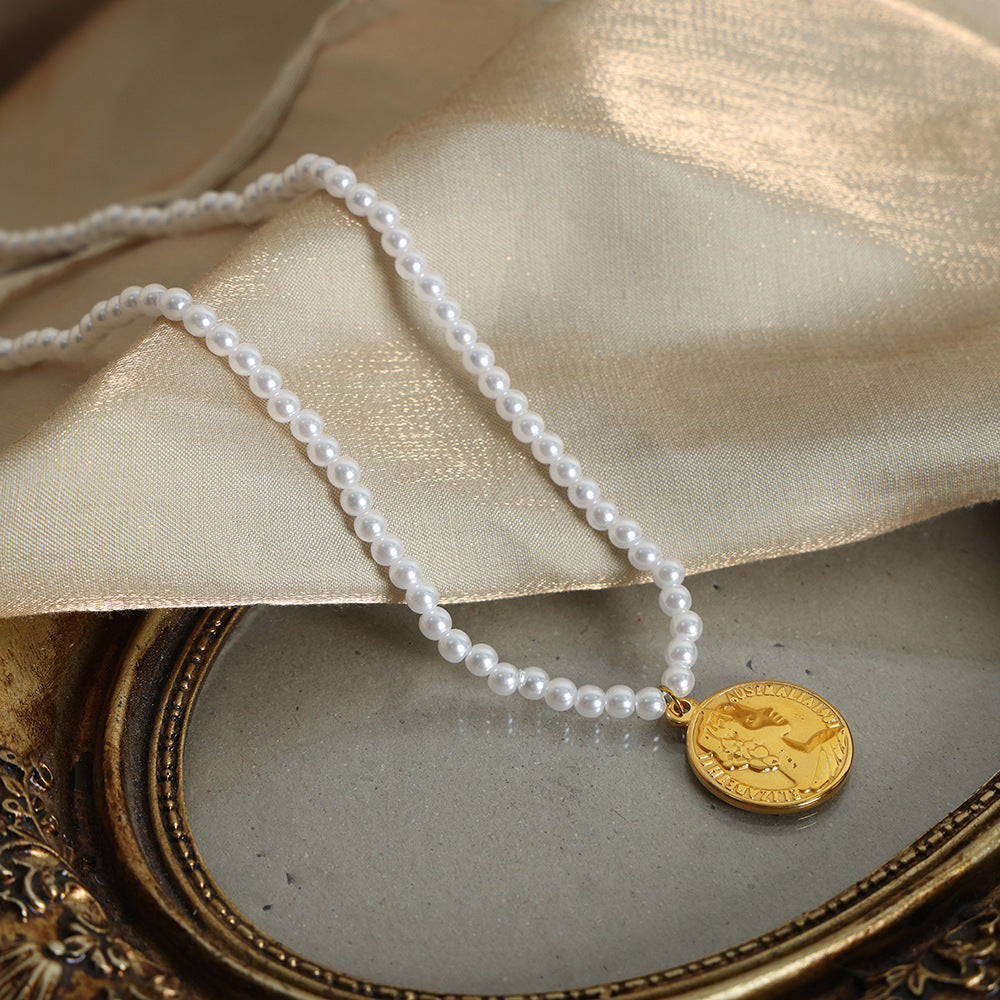 Luxurious Retro Titanium Gold-Plated Pearl Pendant Necklace for Women