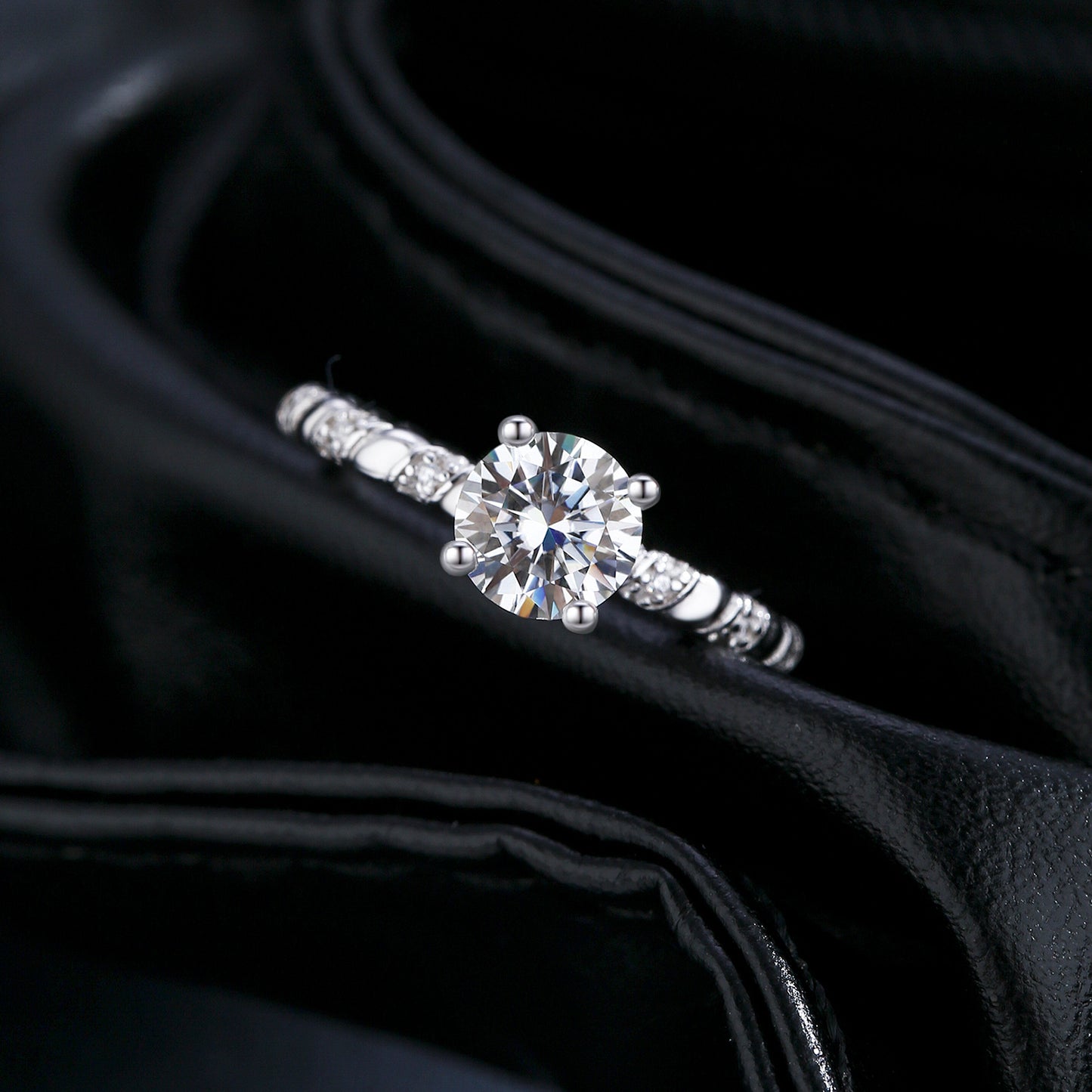 Planderful Moissanite Sparkling Ring – Elegant Light Luxury Design