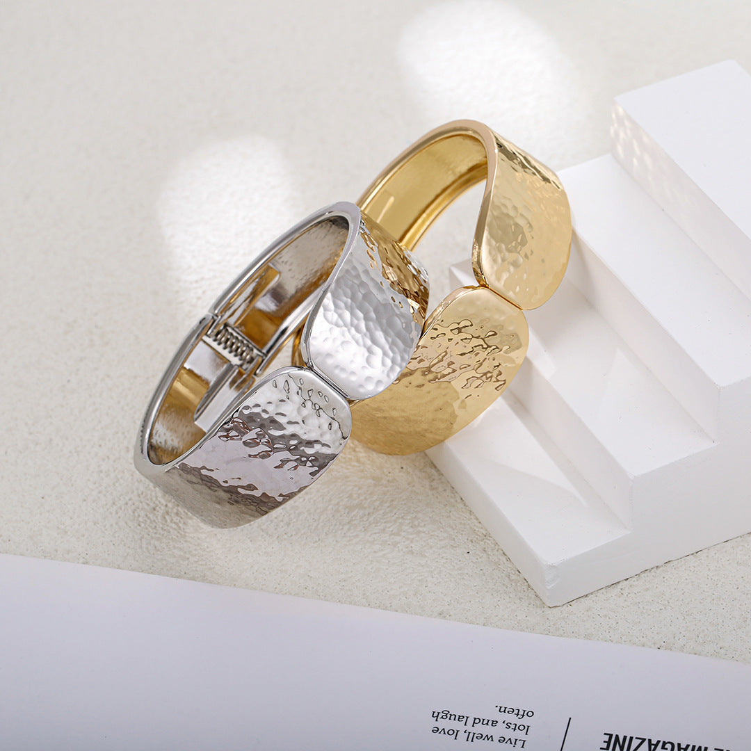 Planderful Vienna Verve Bracelet – Elegant Gold Textured Design