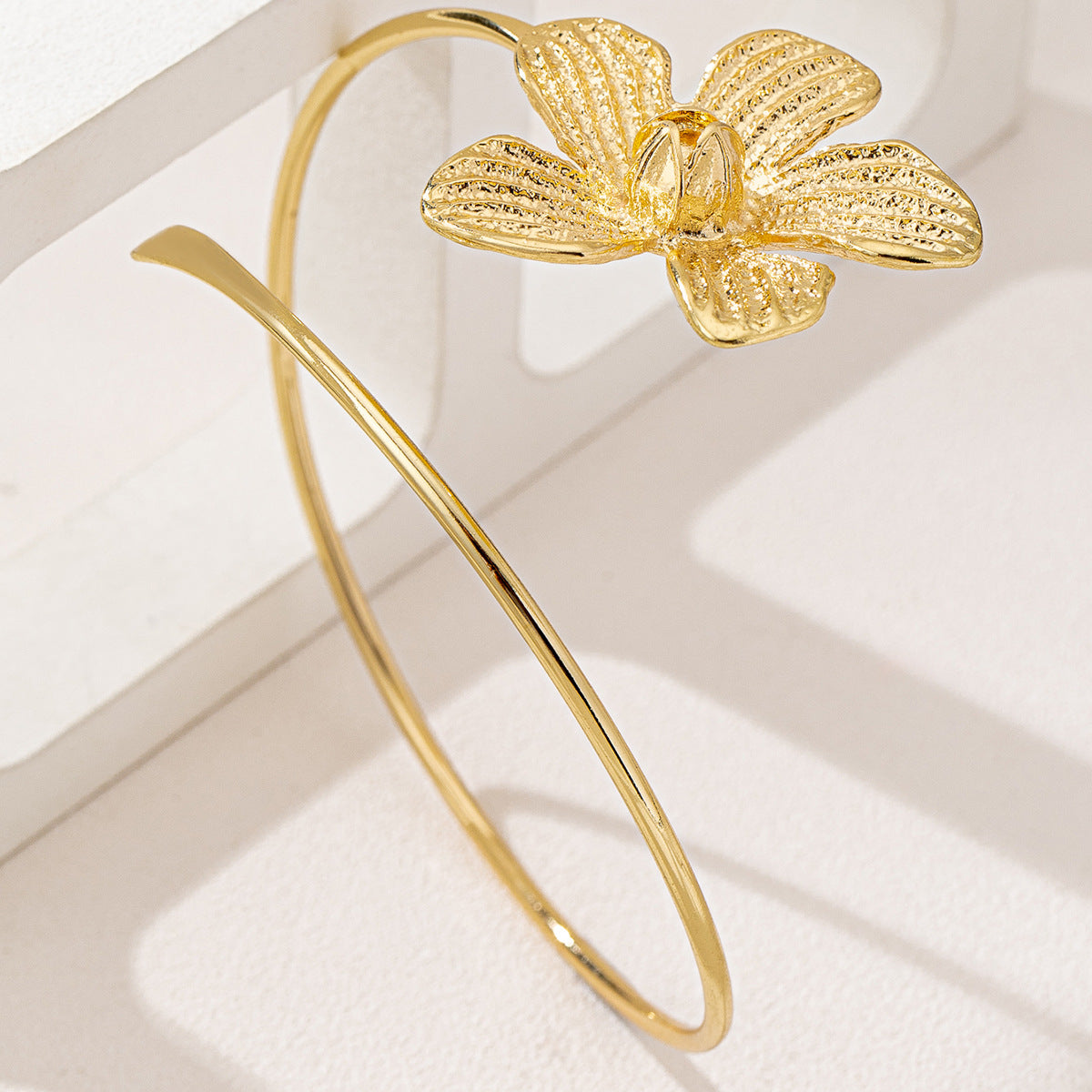 Planderful Vienna Verve Bracelet – Fashionable Metal Flower Design