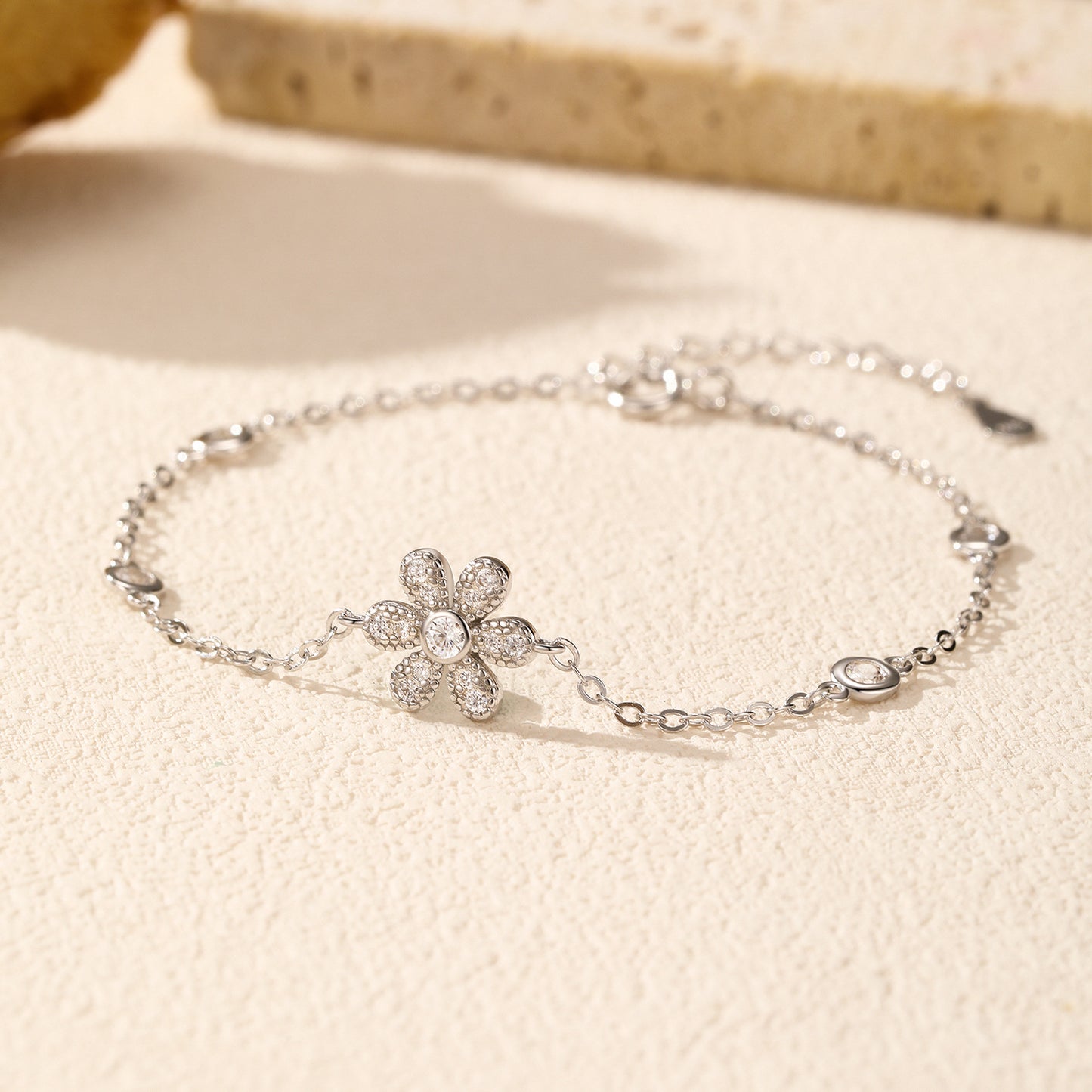 Planderful Everyday Genie Bracelet – Elegant Shining Zircon Flower Design