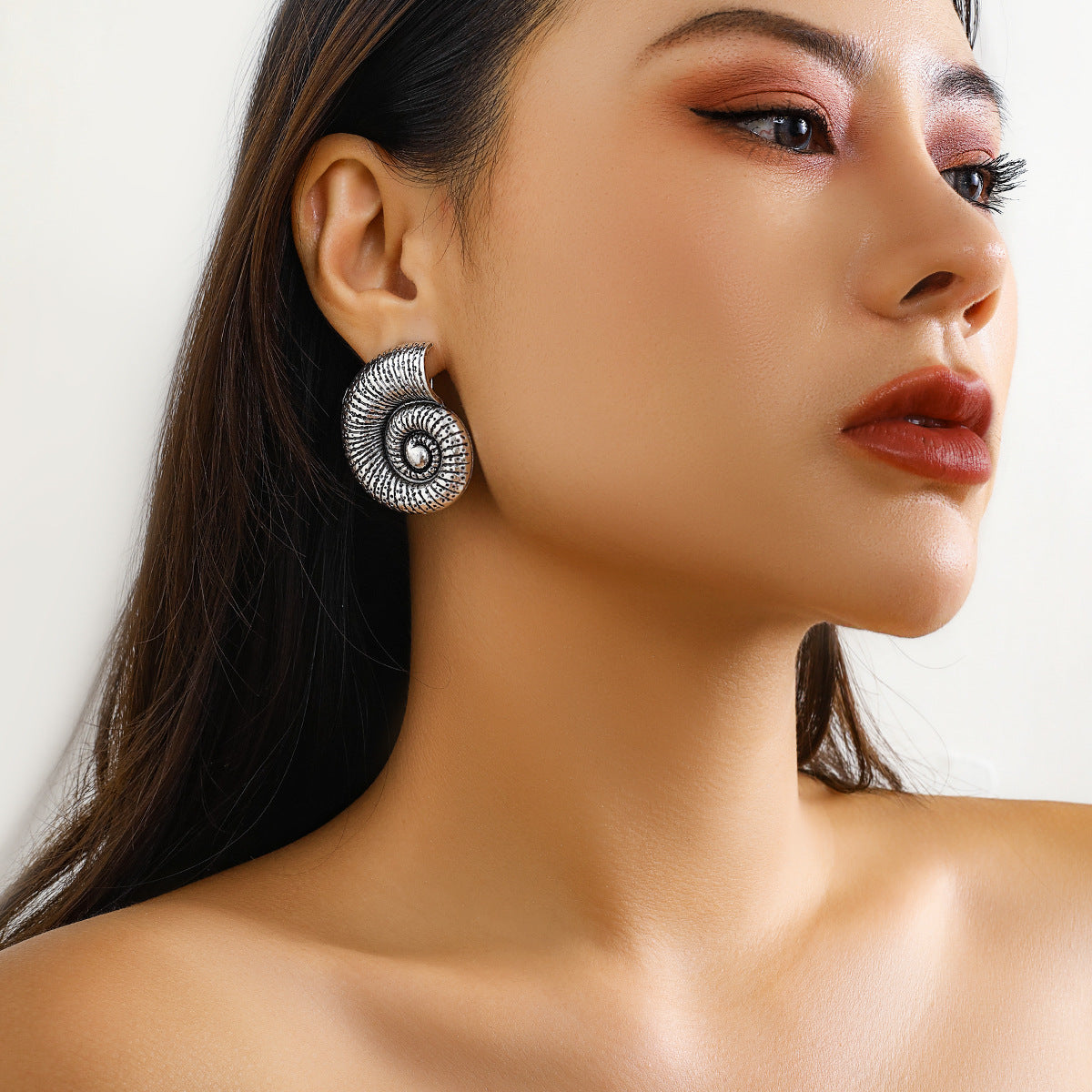 Spicy Starfish Pendant Necklace with Ocean Style for Women, Featuring a Single Layer Design and Alloy Material.