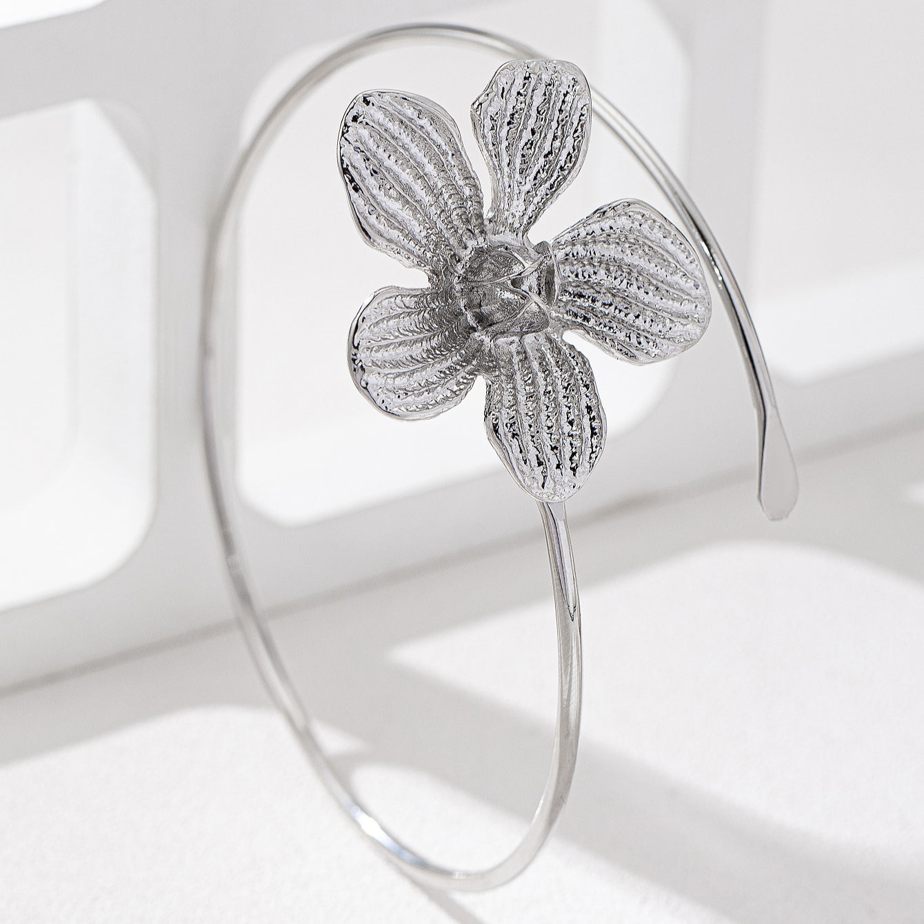 Planderful Vienna Verve Bracelet – Fashionable Metal Flower Design