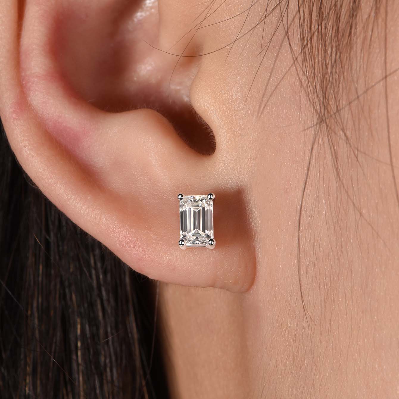 S925 Silver Plated 18K Platinum Stud Earrings with 1.6 Carat Emerald Cut Moissanite