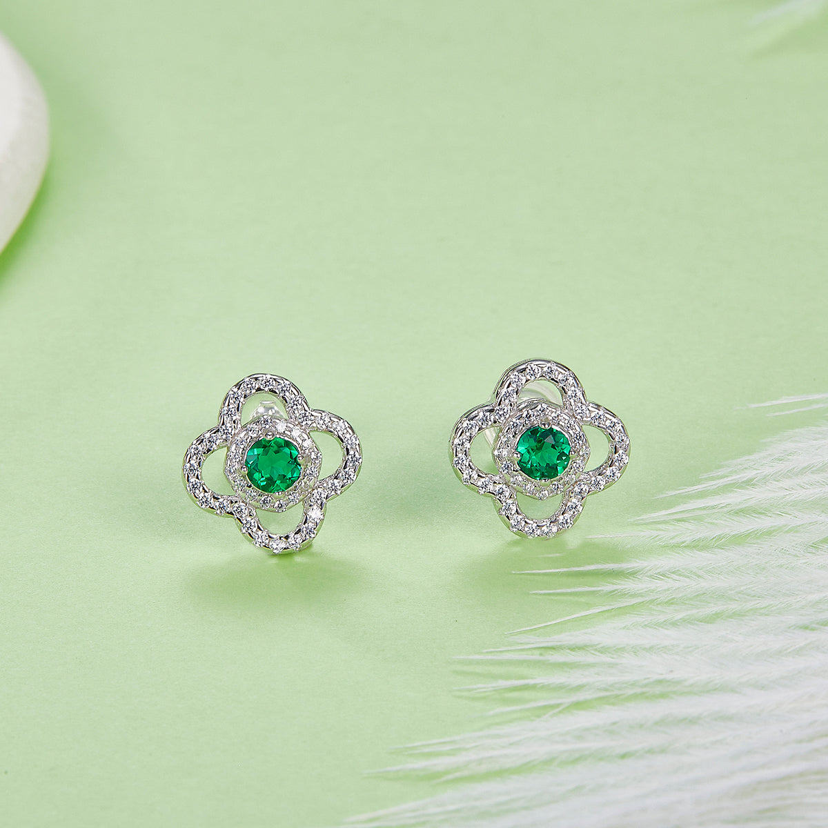 Four-Leaf Clover S925 Silver Plated 18K Platinum Stud Earrings with Round Cut Lab-Grown Emerald Moissanite