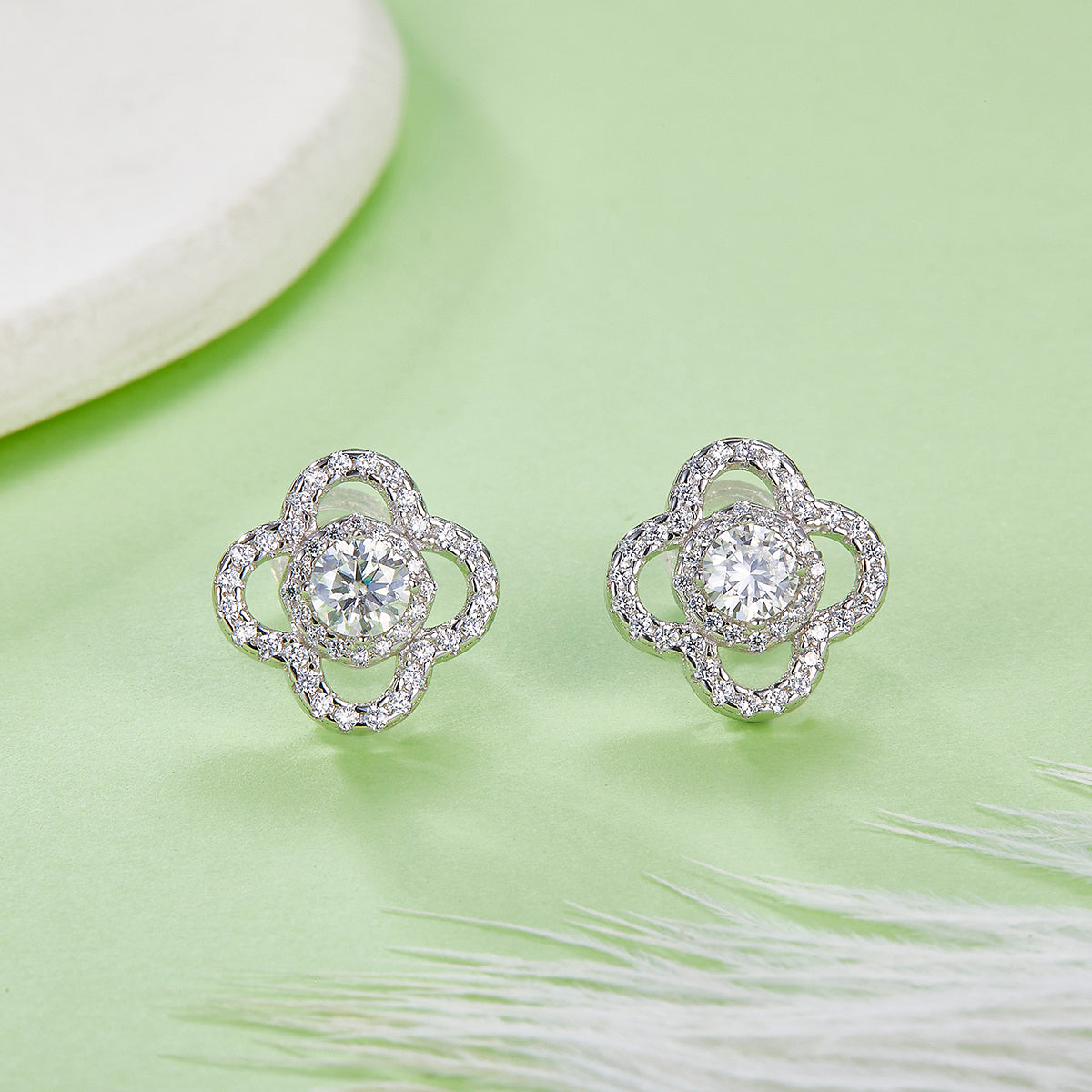 Four-Leaf Clover S925 Silver Plated 18K Platinum Stud Earrings with Round Cut Lab-Grown Emerald Moissanite
