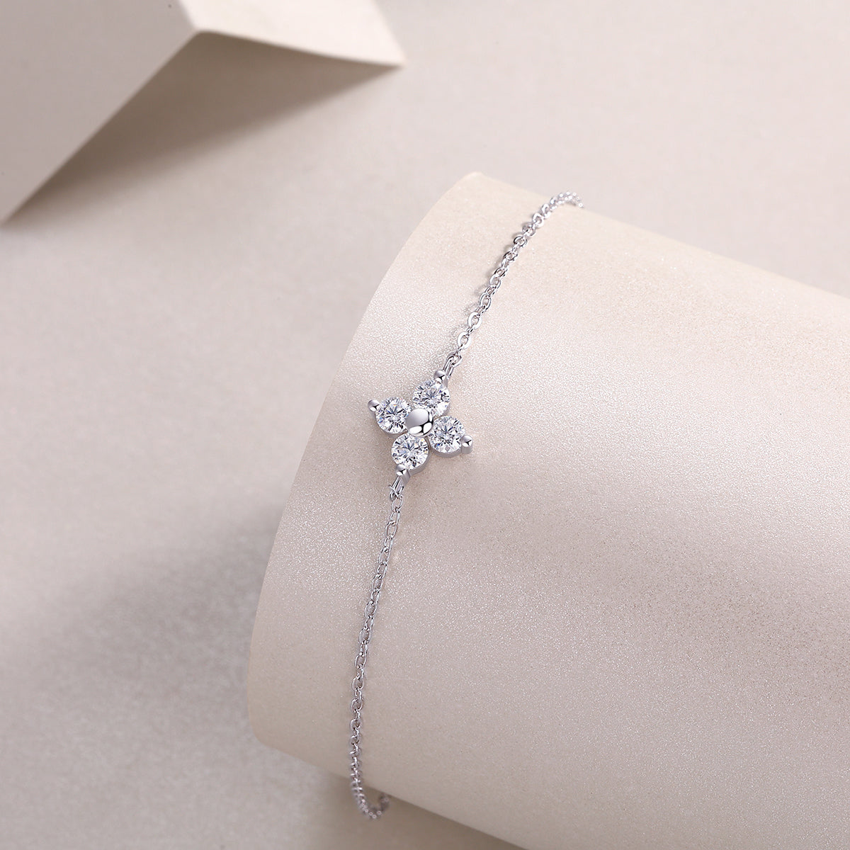 S925 Silver Plated 18K Platinum Four Leaf Clover Bracelet with 0.4 Carat Round Moissanite