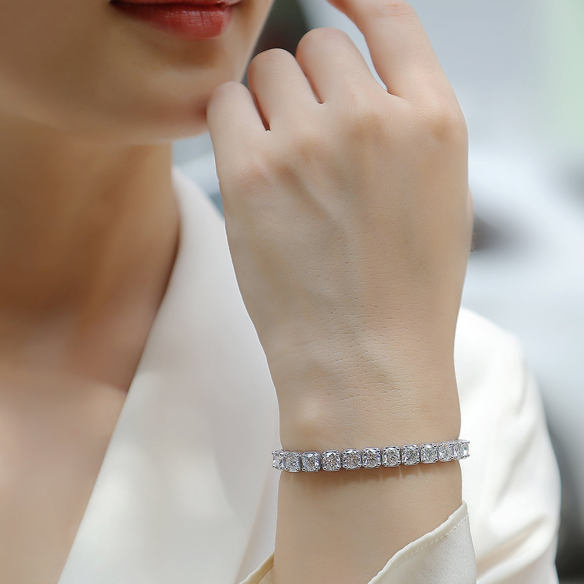 S925 Silver Plated 18K Platinum Bracelet with Row of Round Moissanite