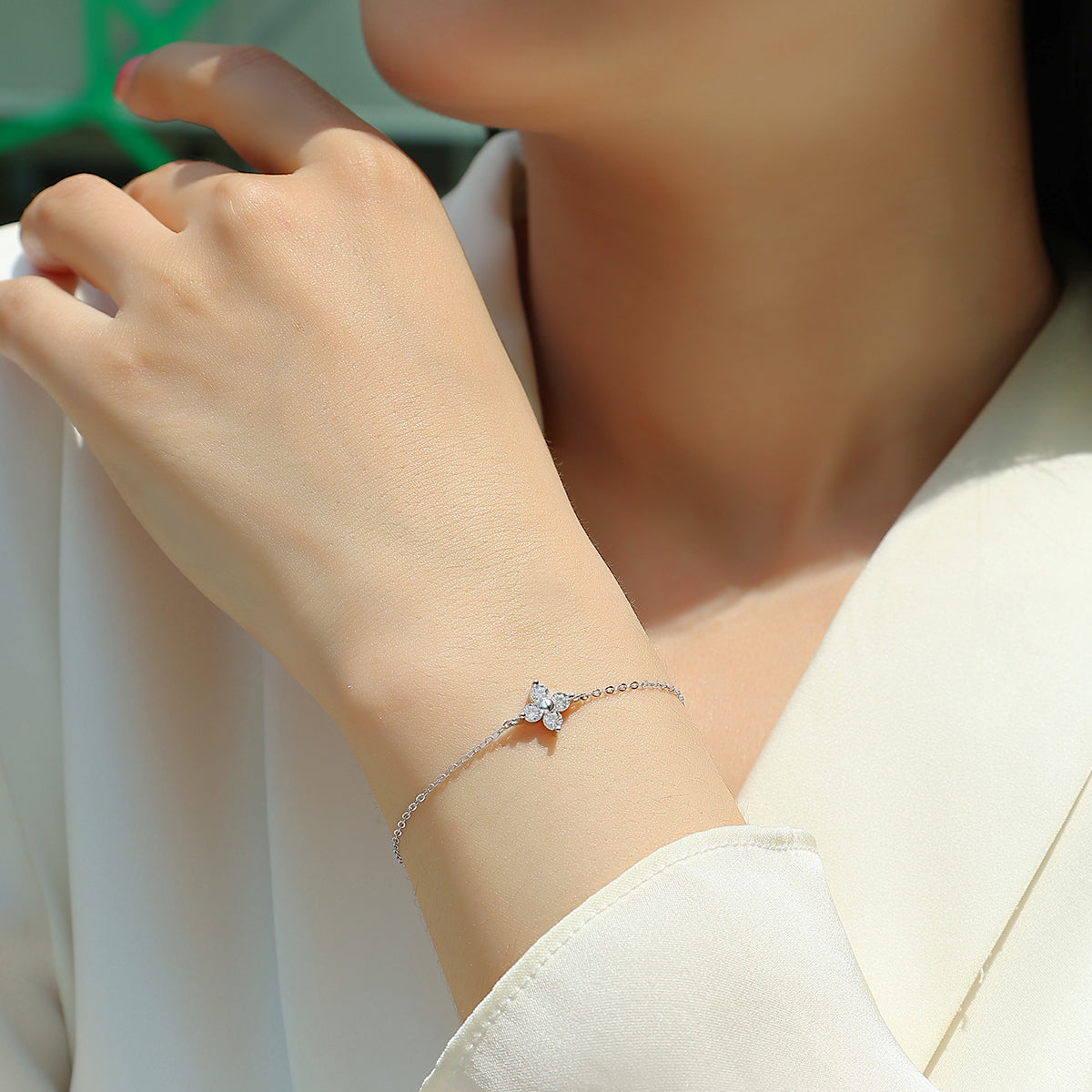 S925 Silver Plated 18K Platinum Four Leaf Clover Bracelet with 0.4 Carat Round Moissanite