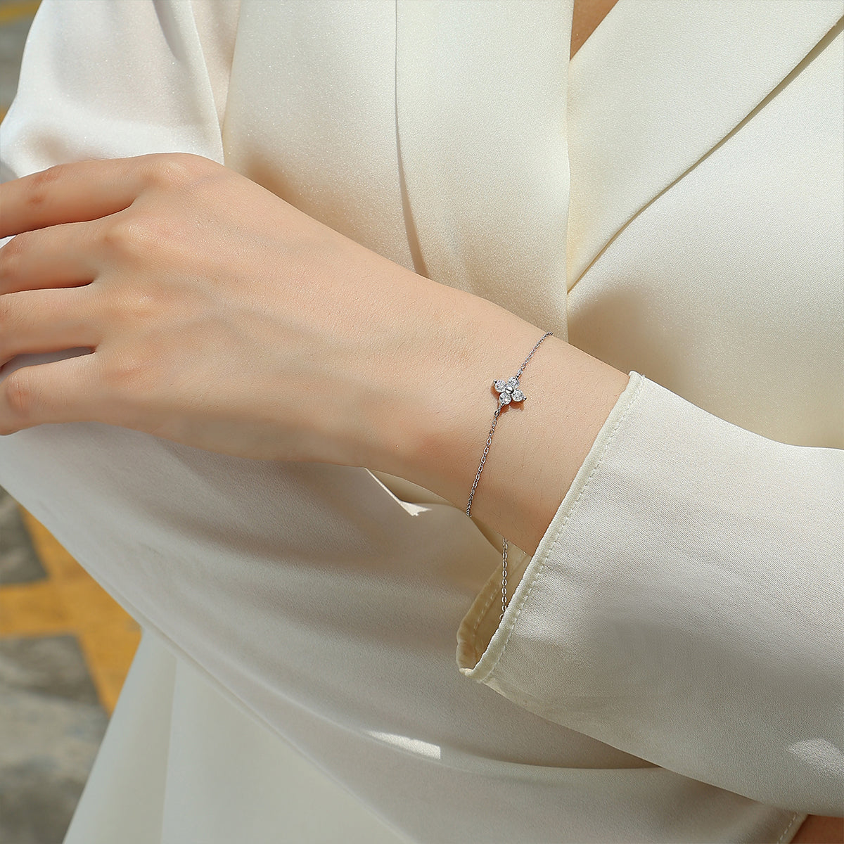 S925 Silver Plated 18K Platinum Four Leaf Clover Bracelet with 0.4 Carat Round Moissanite