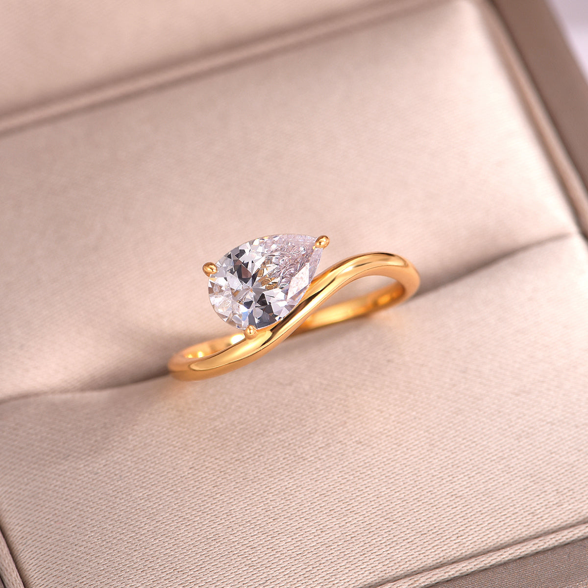 Planderful Moissanite Ring For Women 1.5CT Pear Shape Sparkling Wavy Gold Plated Sterling Silver