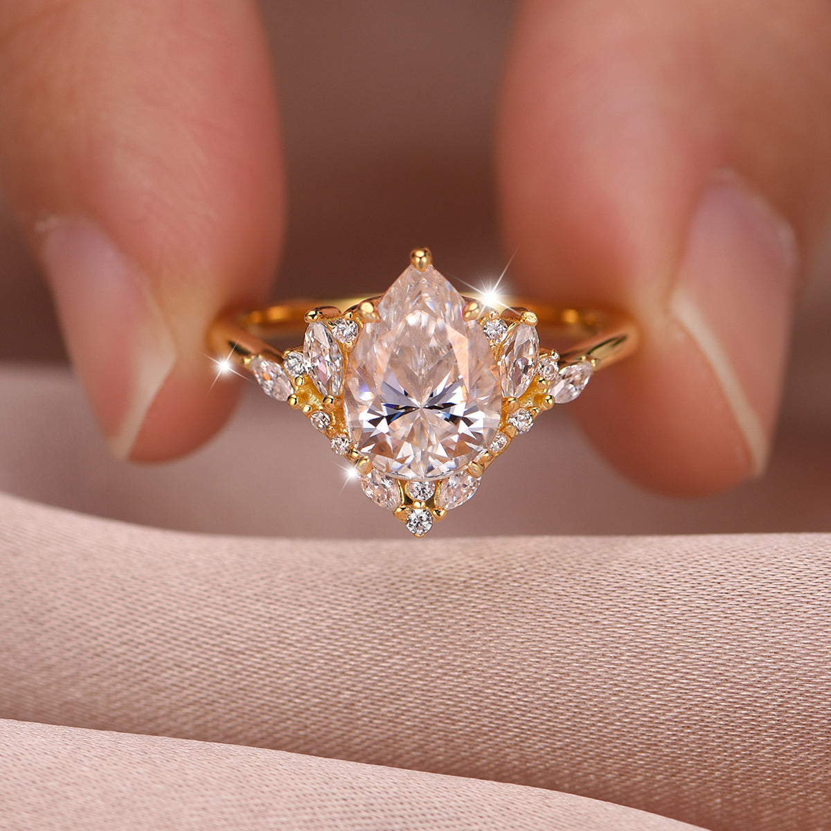 Planderful Moissanite Ring Pear Shaped 2 Ct Sparkling S925 Gold Plated Silver V Shaped Light Luxury For Her