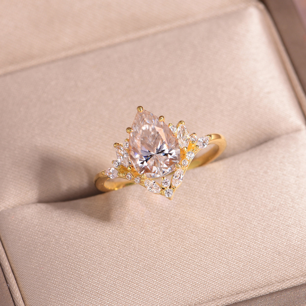 Planderful Moissanite Ring Pear Shaped 2 Ct Sparkling S925 Gold Plated Silver V Shaped Light Luxury For Her