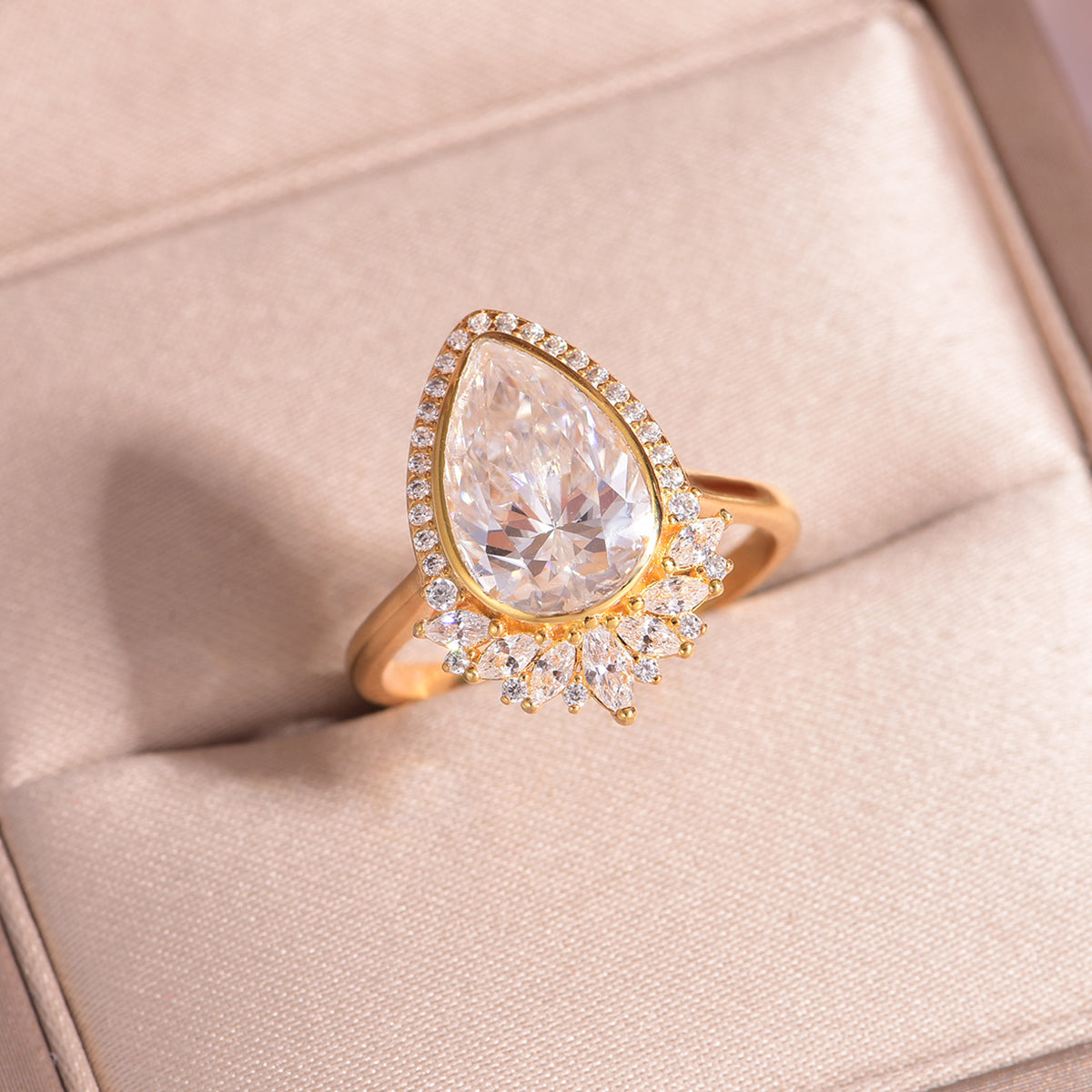 Planderful Pear Shaped Moissanite Halo Ring 4.0Ct S925 Silver Luxurious Engagement Gift For Her