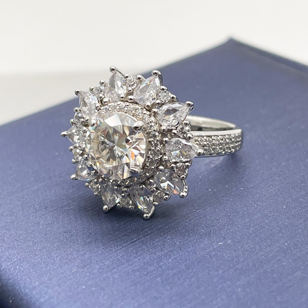 Planderful Luxury Moissanite Ring For Women 2Ct Round Stone With Petal Halo S925 Silver Plated