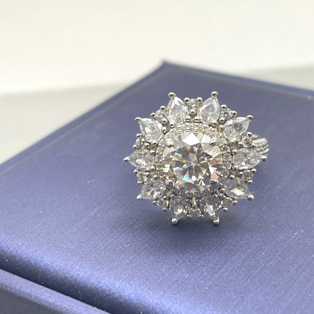 Planderful Luxury Moissanite Ring For Women 2Ct Round Stone With Petal Halo S925 Silver Plated