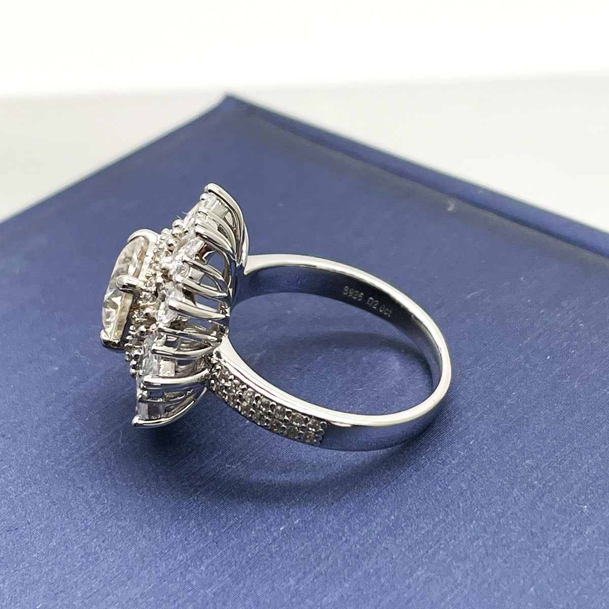 Planderful Moissanite Ring 2Ct Oval Stone With Petal Halo Sparkling S925 Silver Plated Luxury For Women