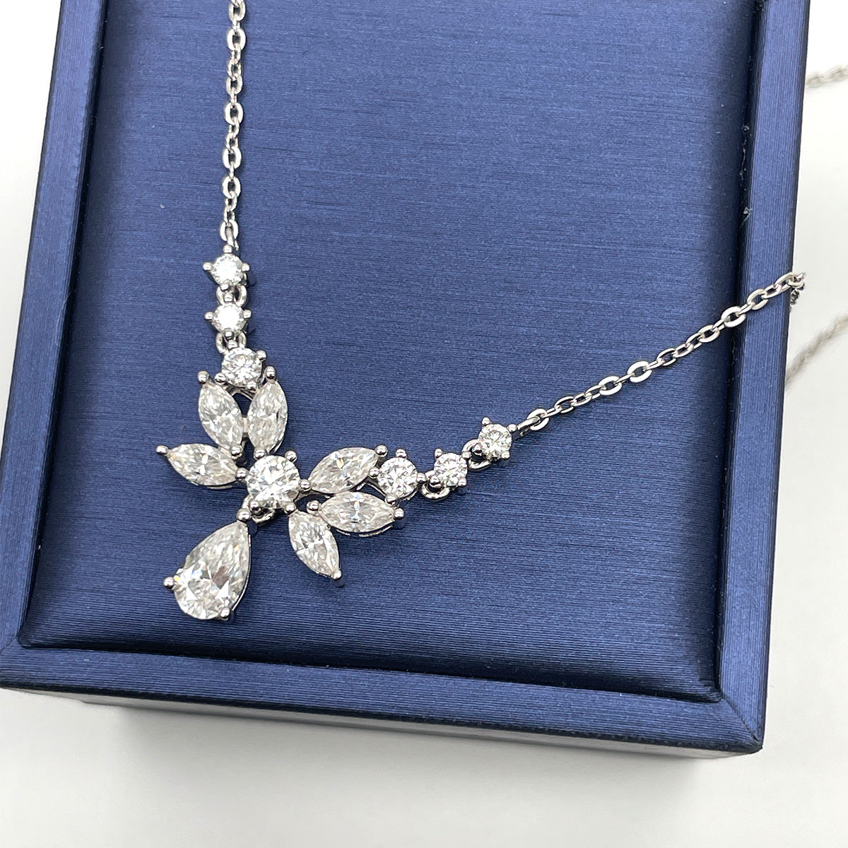 Planderful S925 Silver Plated Moissanite Angel Wing Necklace 3.44ct Pear Moissanite For Her Luxurious Gift