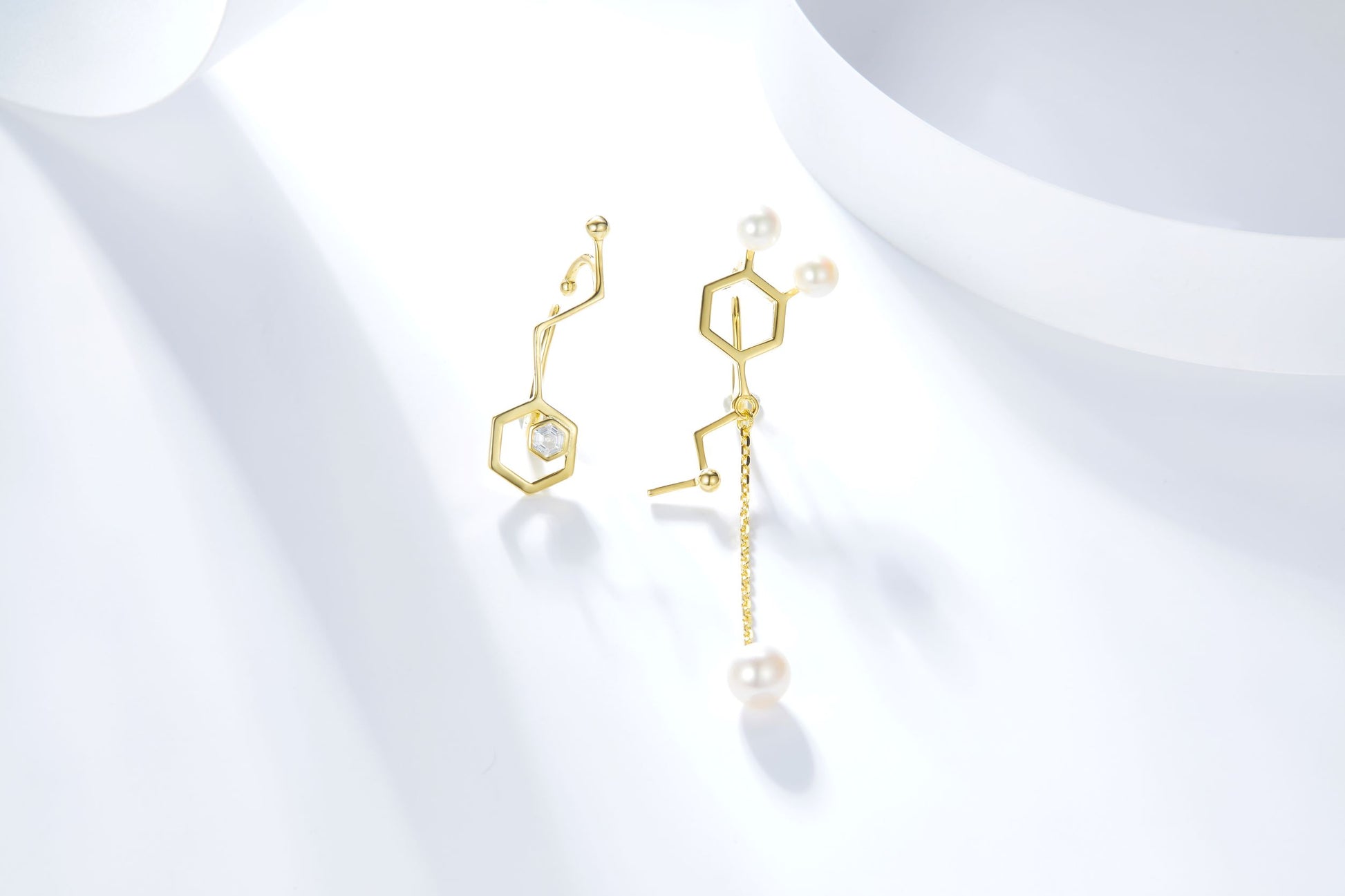 Golden Molecule Structure Shape Enamel with Pearl Ear Bone Clips for Women