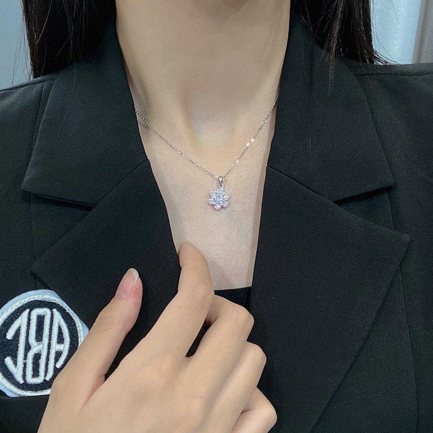Round Zircon Heart-shape Petal Pendant Silver Necklace for Women