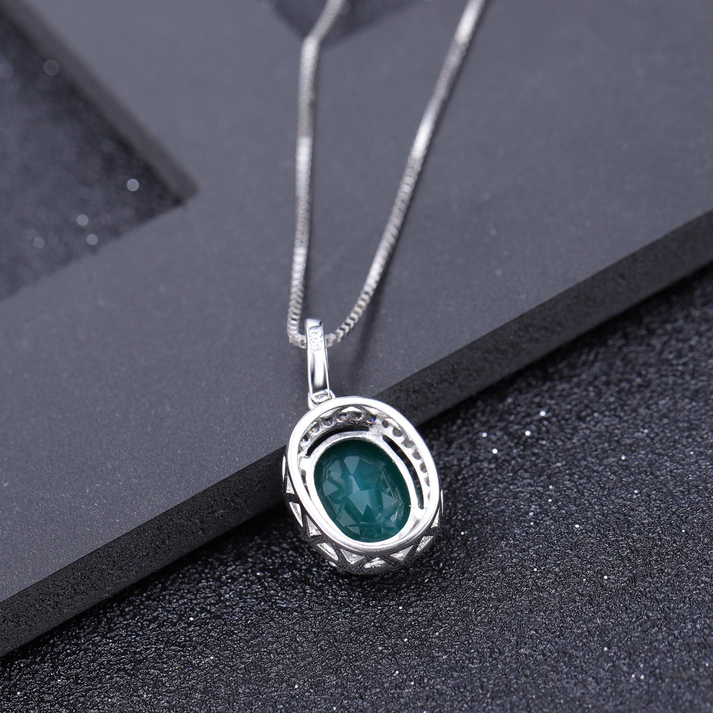Europen Simple Fashion Style Inlaid Natural Green Agate Soleste Halo Oval Shape Pendant Silver Necklace for Women