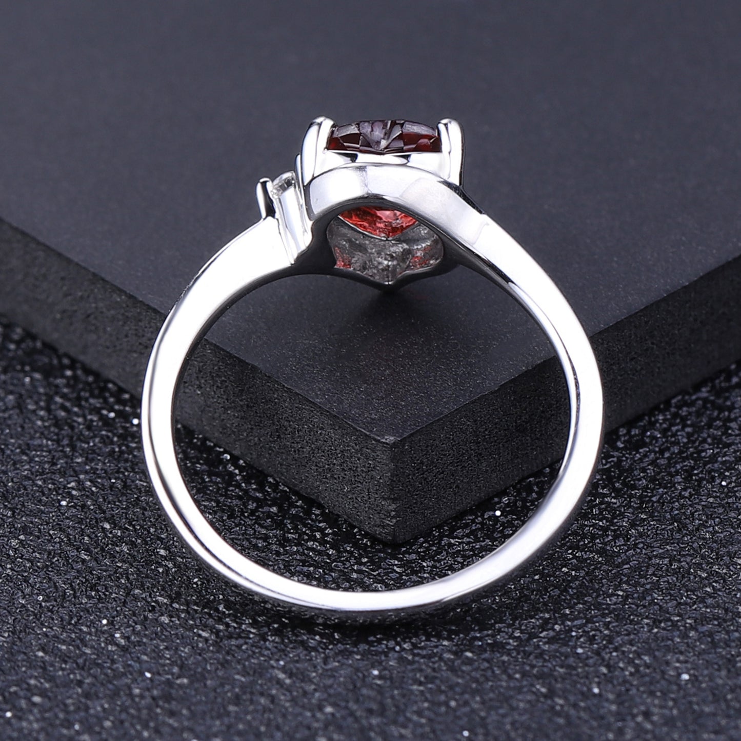 Luxurious and Fashion Natural Red Garnet Heart Shape S925 Silver Ring for Women