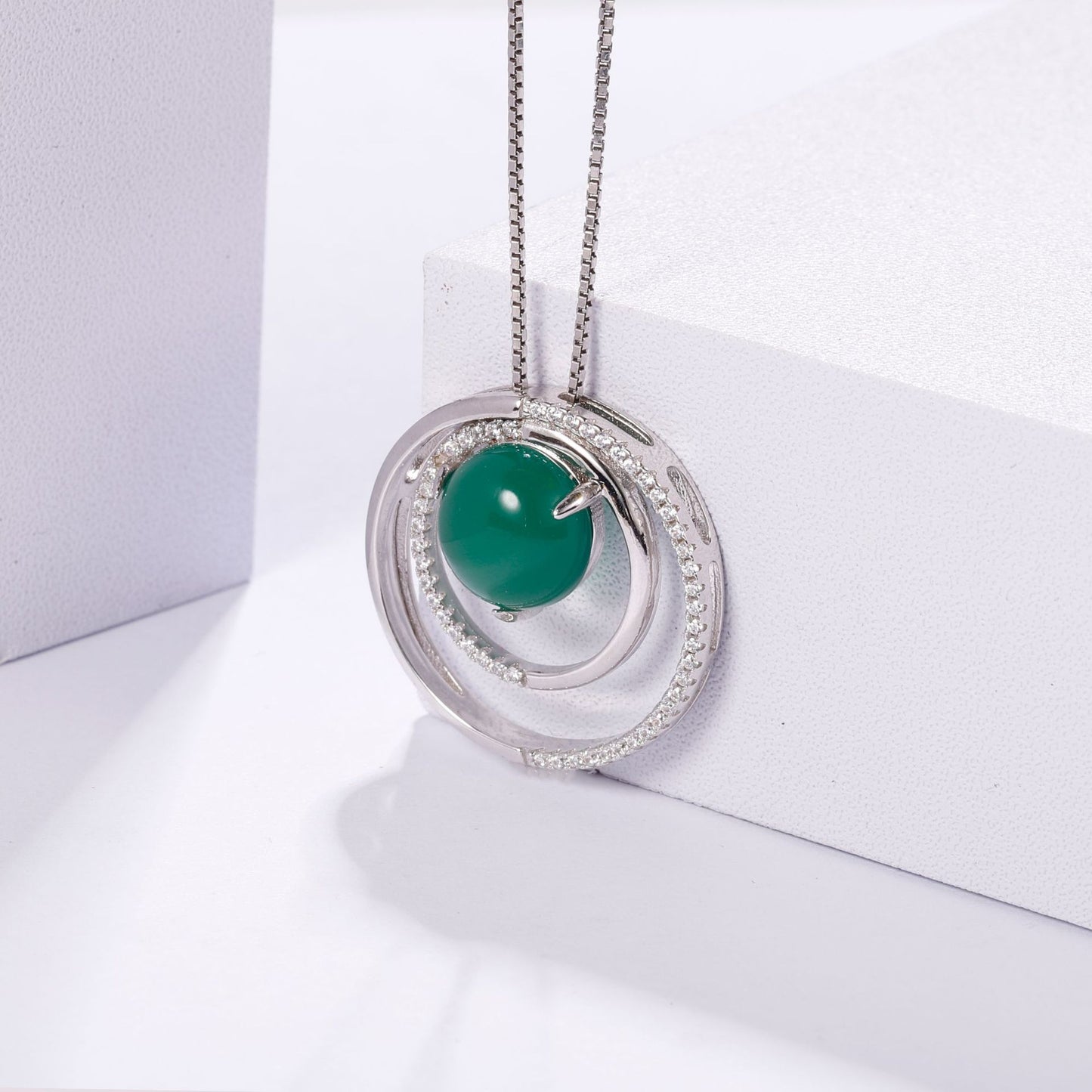 Sense of Advanced Design Natural Green Agate Circle Pendant Silver Necklace for Women