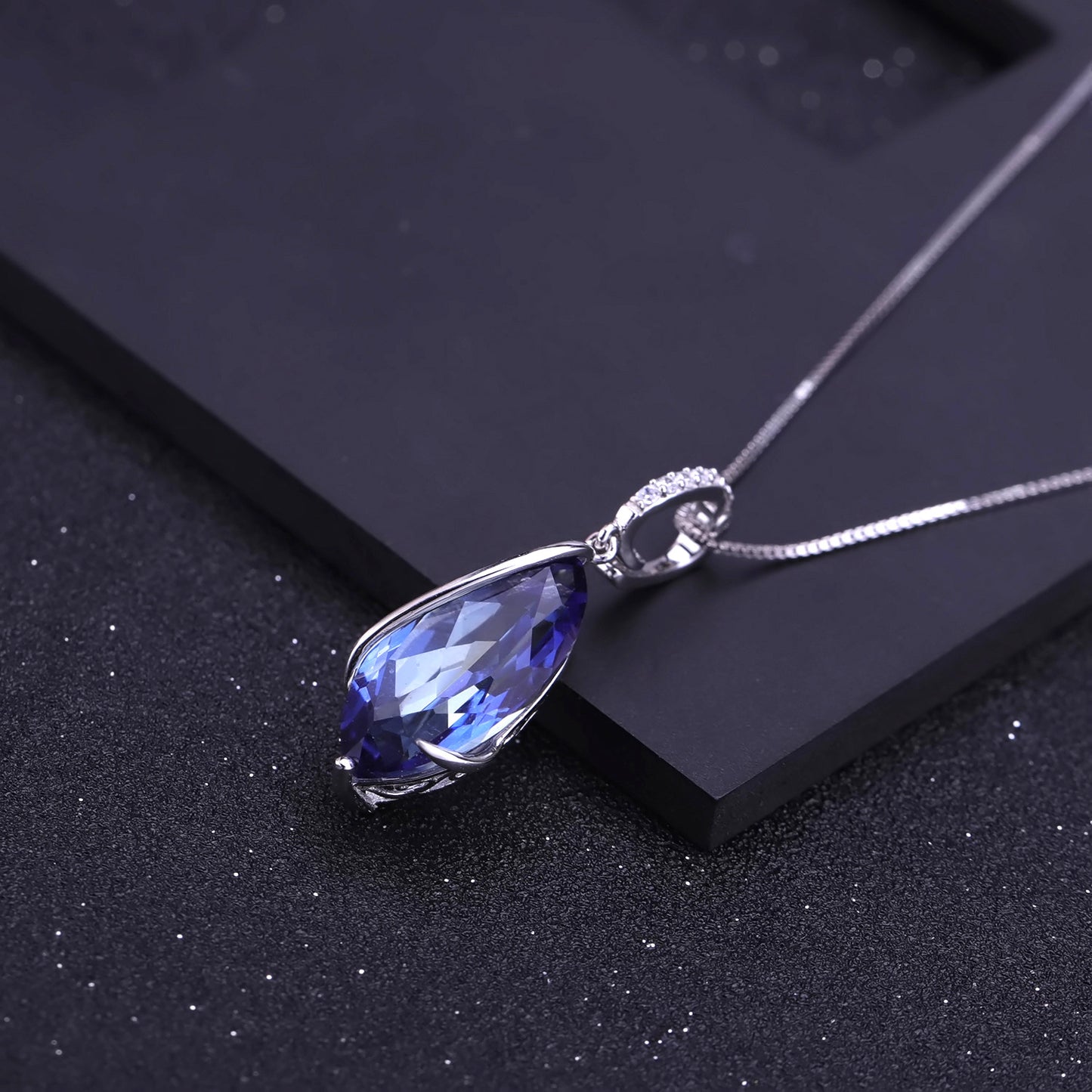 Luxury Retro Fashion Design Inlaid Natural Crystal Pendant Silver Necklace for Women