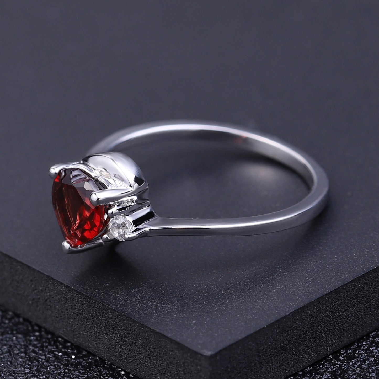 Luxurious and Fashion Natural Red Garnet Heart Shape S925 Silver Ring for Women